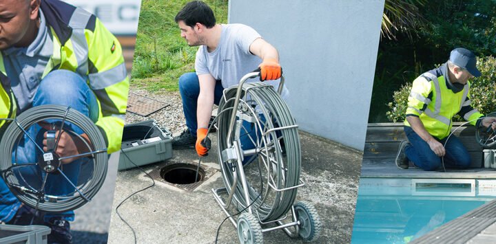 Technicien utilisant une caméra d'inspection avec sonde de détection sur un réseau enterré, dévidoir et récepteur en main