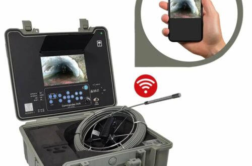 Mallette de caméra d'inspection ouverte, écran de contrôle, touret de câble et partage d'image Wi-Fi sur smartphone pour une recherche de fuite en piscine